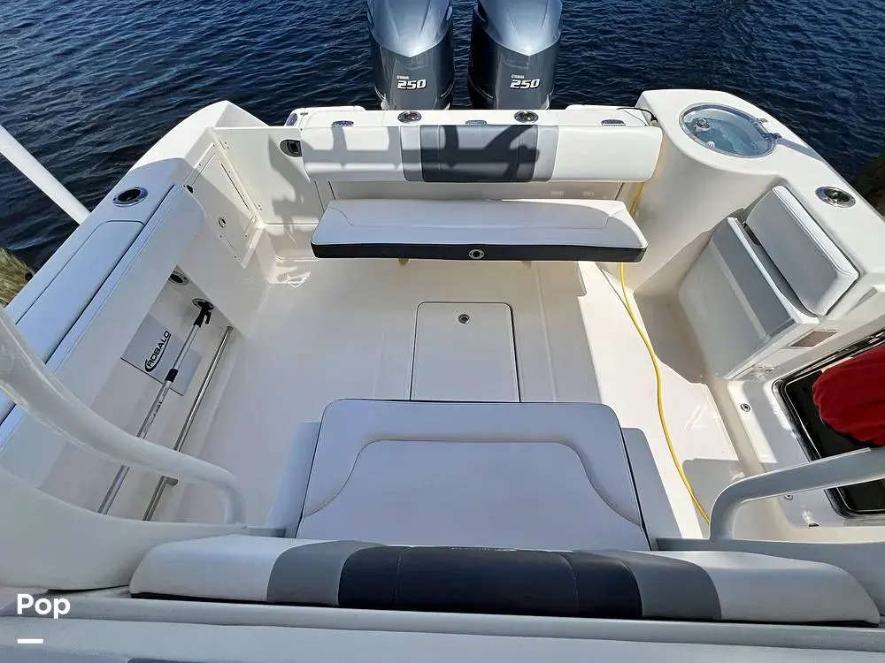 2019 Robalo r272