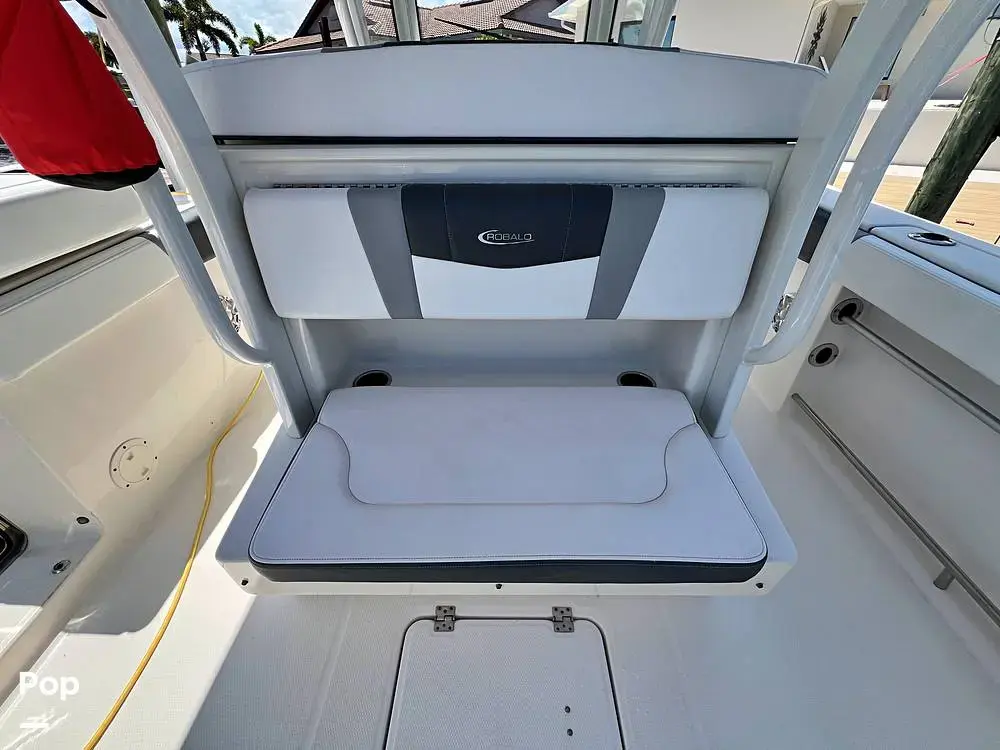 2019 Robalo r272