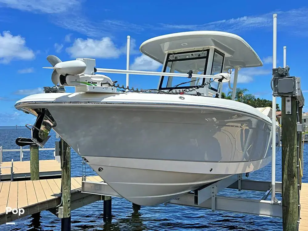 2019 Robalo r272