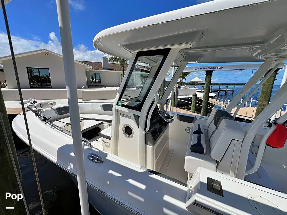 2019 Robalo r272