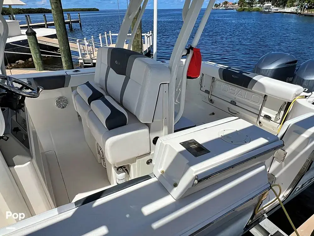 2019 Robalo r272