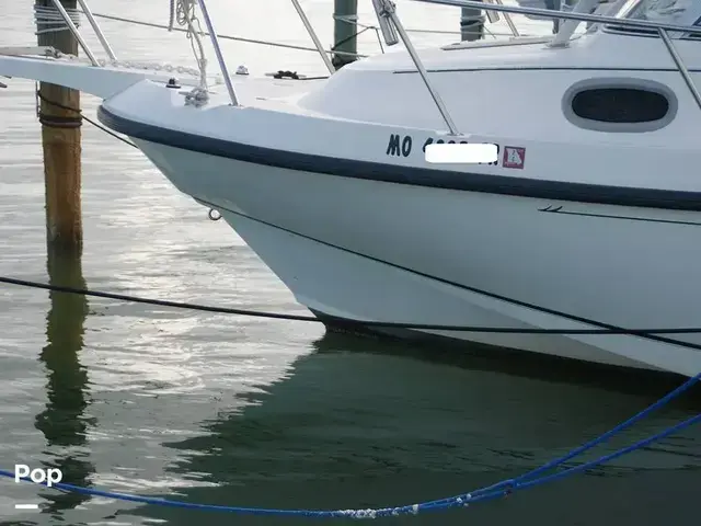 Boston Whaler 235 Conquest