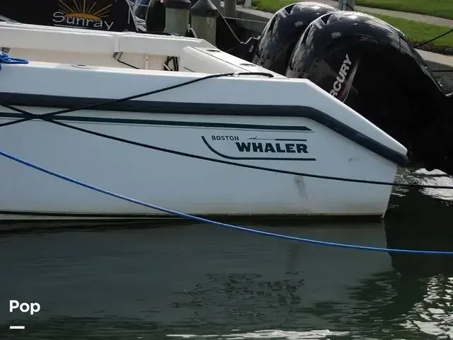 Boston Whaler 235 Conquest