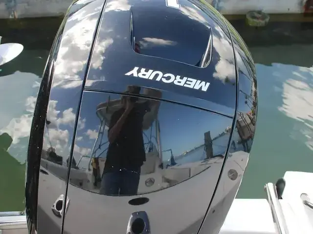 Boston Whaler 235 Conquest