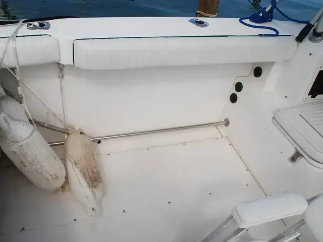 Boston Whaler 235 Conquest