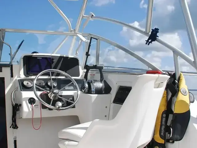 Boston Whaler 235 Conquest