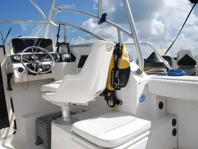 Boston Whaler 235 Conquest