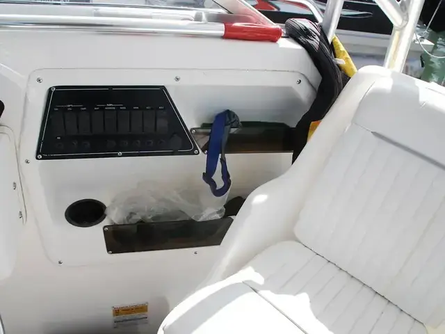 Boston Whaler 235 Conquest