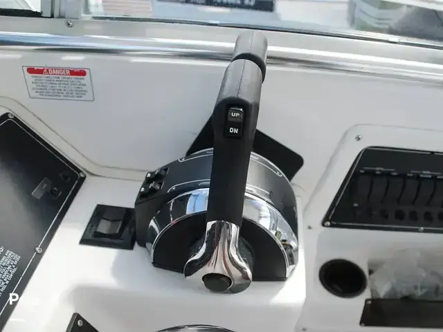 Boston Whaler 235 Conquest