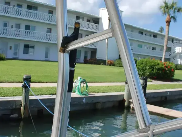 Boston Whaler 235 Conquest