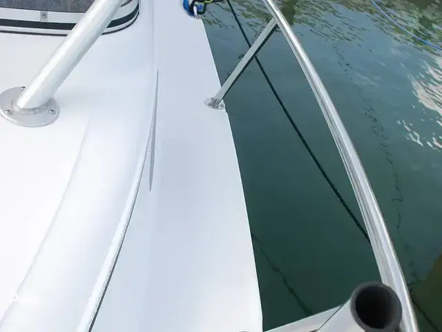 Boston Whaler 235 Conquest