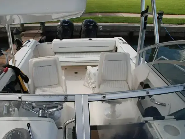 Boston Whaler 235 Conquest