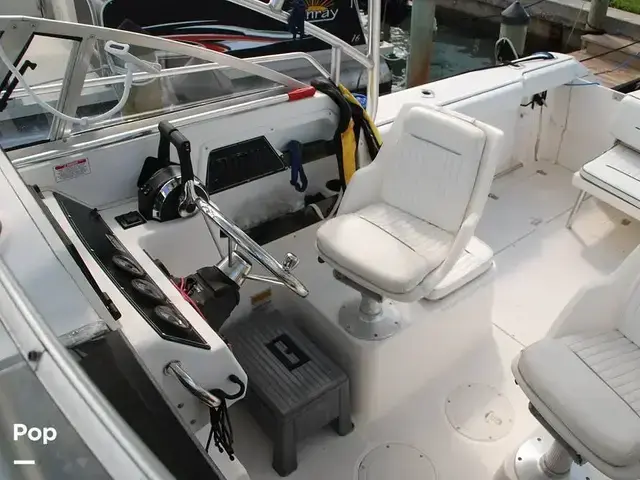 Boston Whaler 235 Conquest