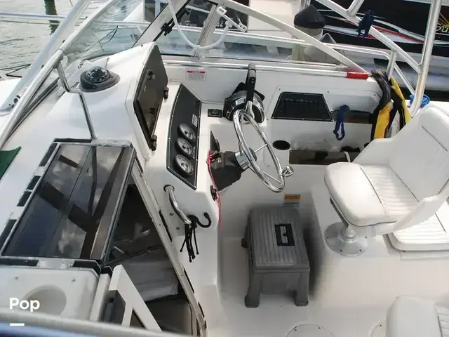 Boston Whaler 235 Conquest