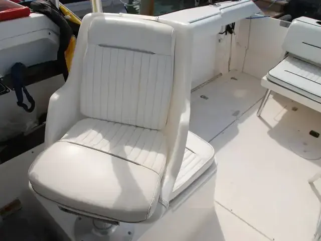 Boston Whaler 235 Conquest