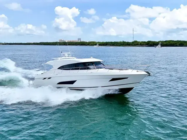 Riviera 5400 Sport Yacht