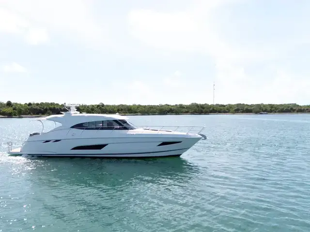 Riviera 5400 Sport Yacht