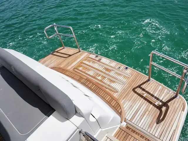 Riviera 5400 Sport Yacht