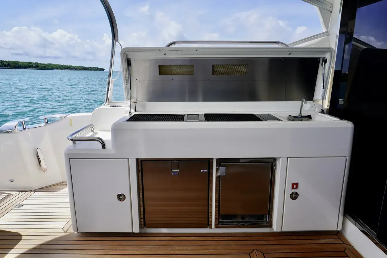 2019 Riviera 5400 sport yacht