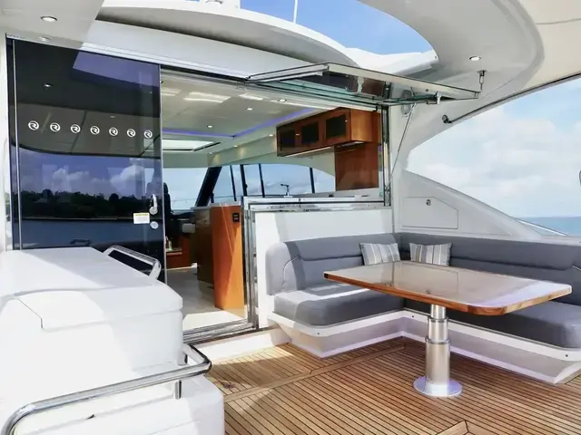 Riviera 5400 Sport Yacht