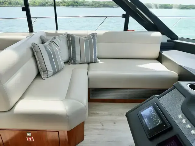 Riviera 5400 Sport Yacht