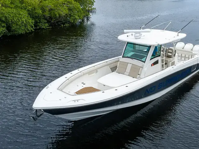 Boston Whaler 370 Outrage