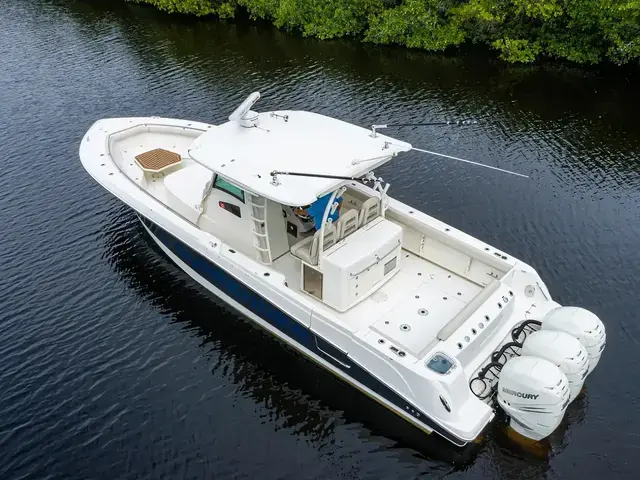 Boston Whaler 370 Outrage