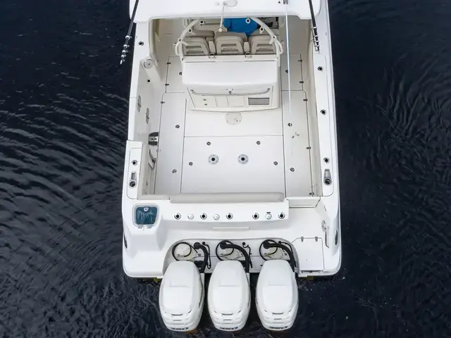 Boston Whaler 370 Outrage