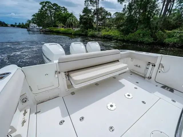 Boston Whaler 370 Outrage