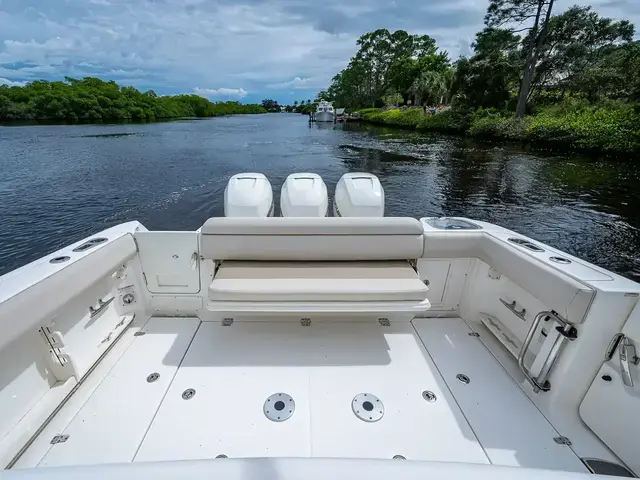 Boston Whaler 370 Outrage