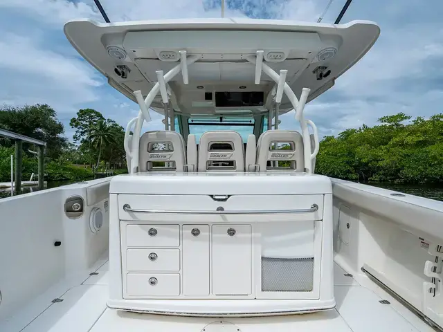 Boston Whaler 370 Outrage