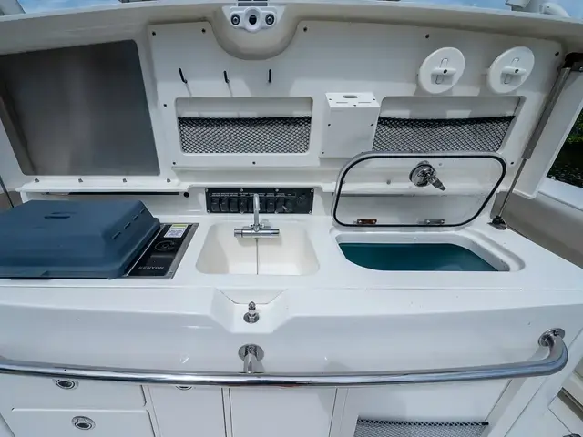 Boston Whaler 370 Outrage