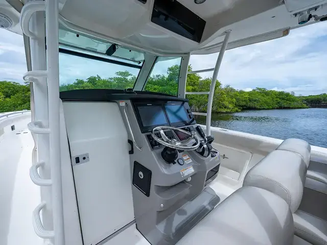 Boston Whaler 370 Outrage