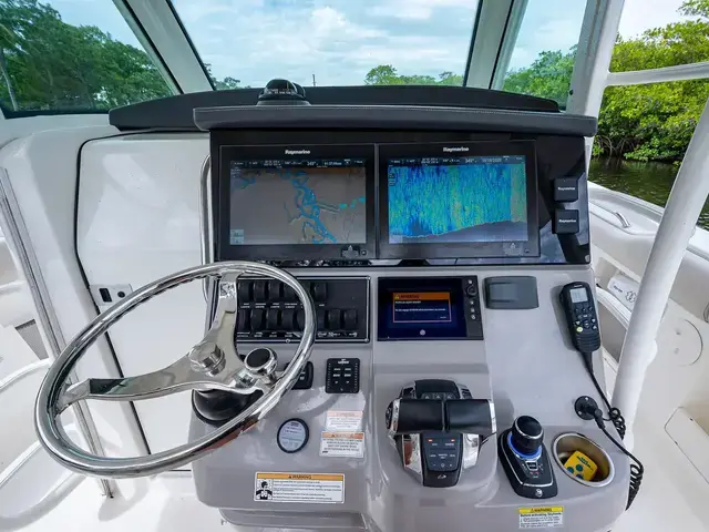 Boston Whaler 370 Outrage