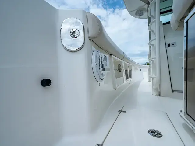 Boston Whaler 370 Outrage