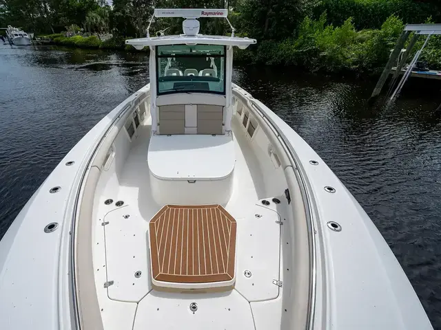 Boston Whaler 370 Outrage