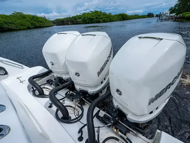 Boston Whaler 370 Outrage