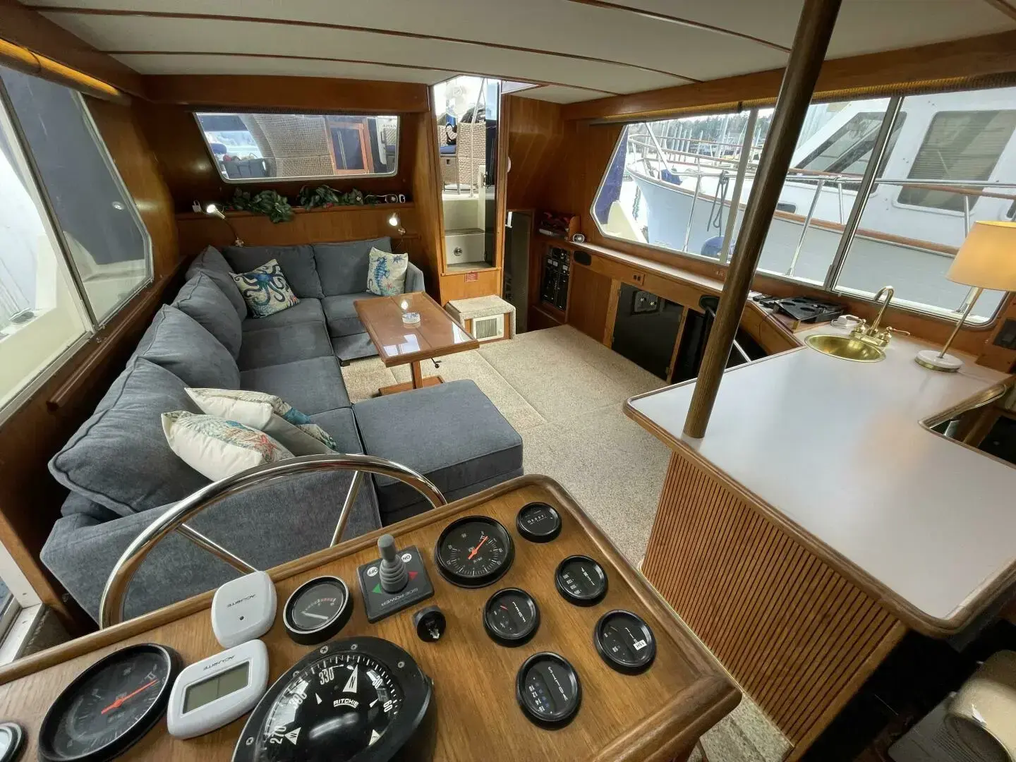 1988 Tollycraft 44 cockpit motoryacht