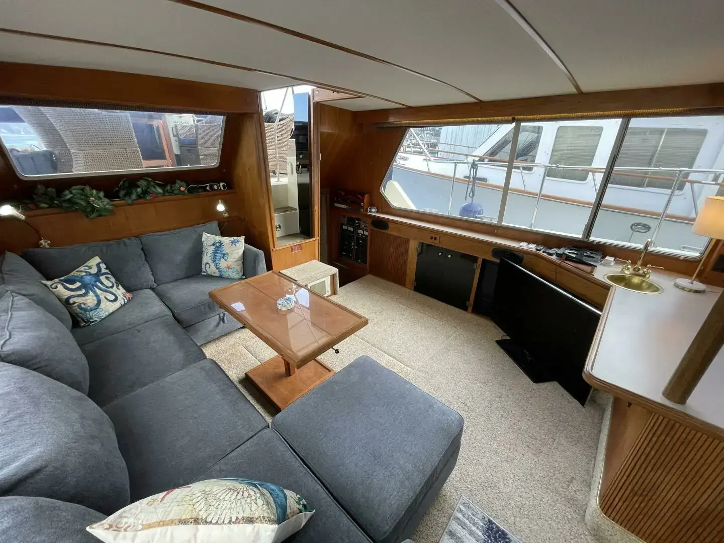 1988 Tollycraft 44 cockpit motoryacht