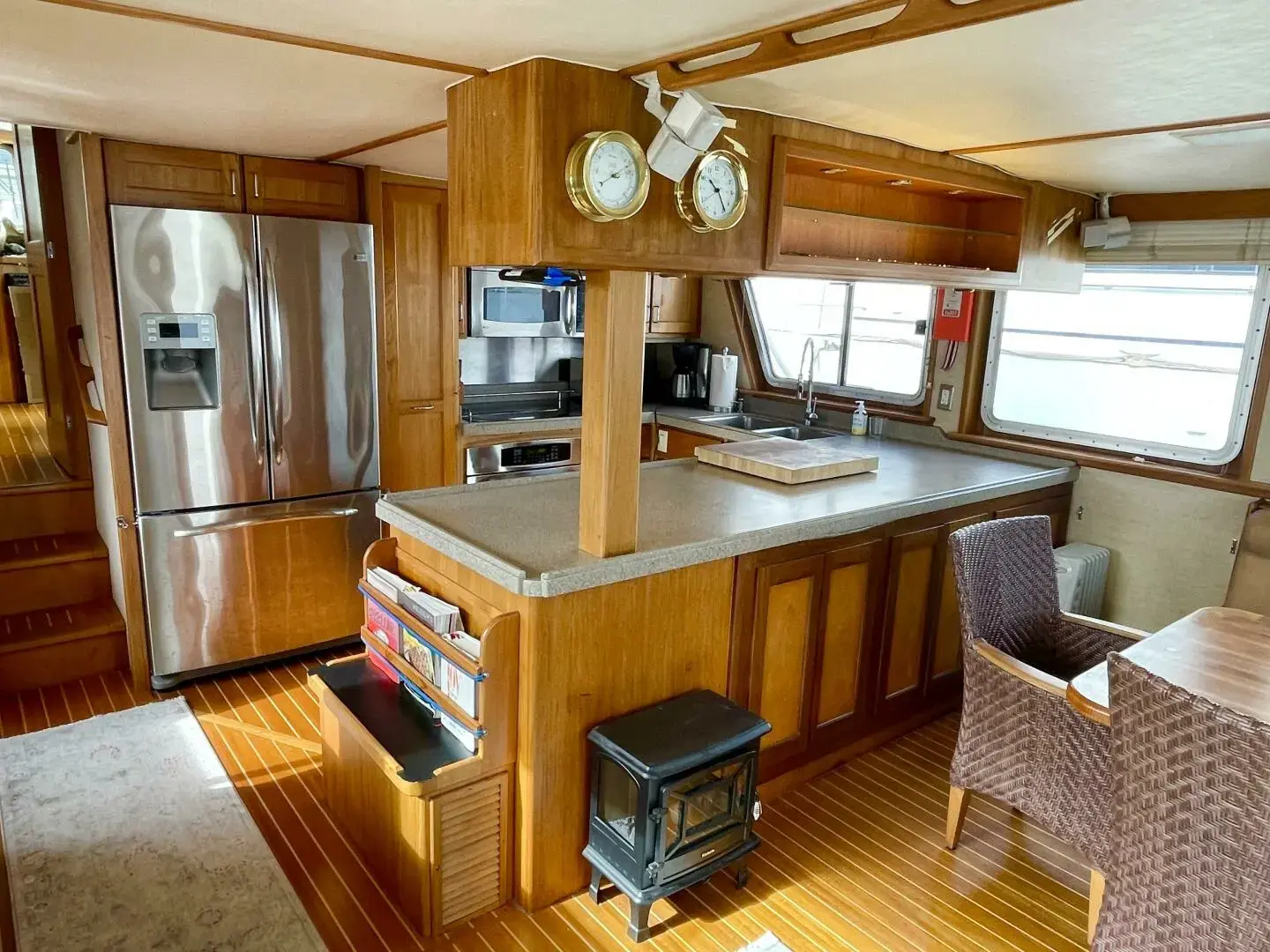 2001 Rodriquez pilothouse