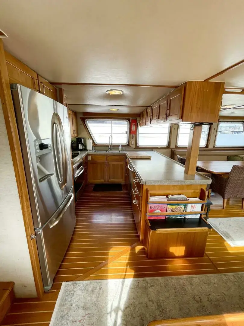 2001 Rodriquez pilothouse