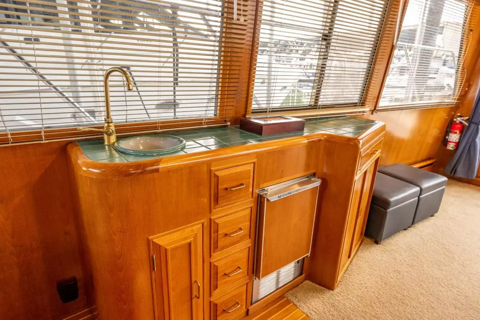 1990 Ocean 522 pilothouse