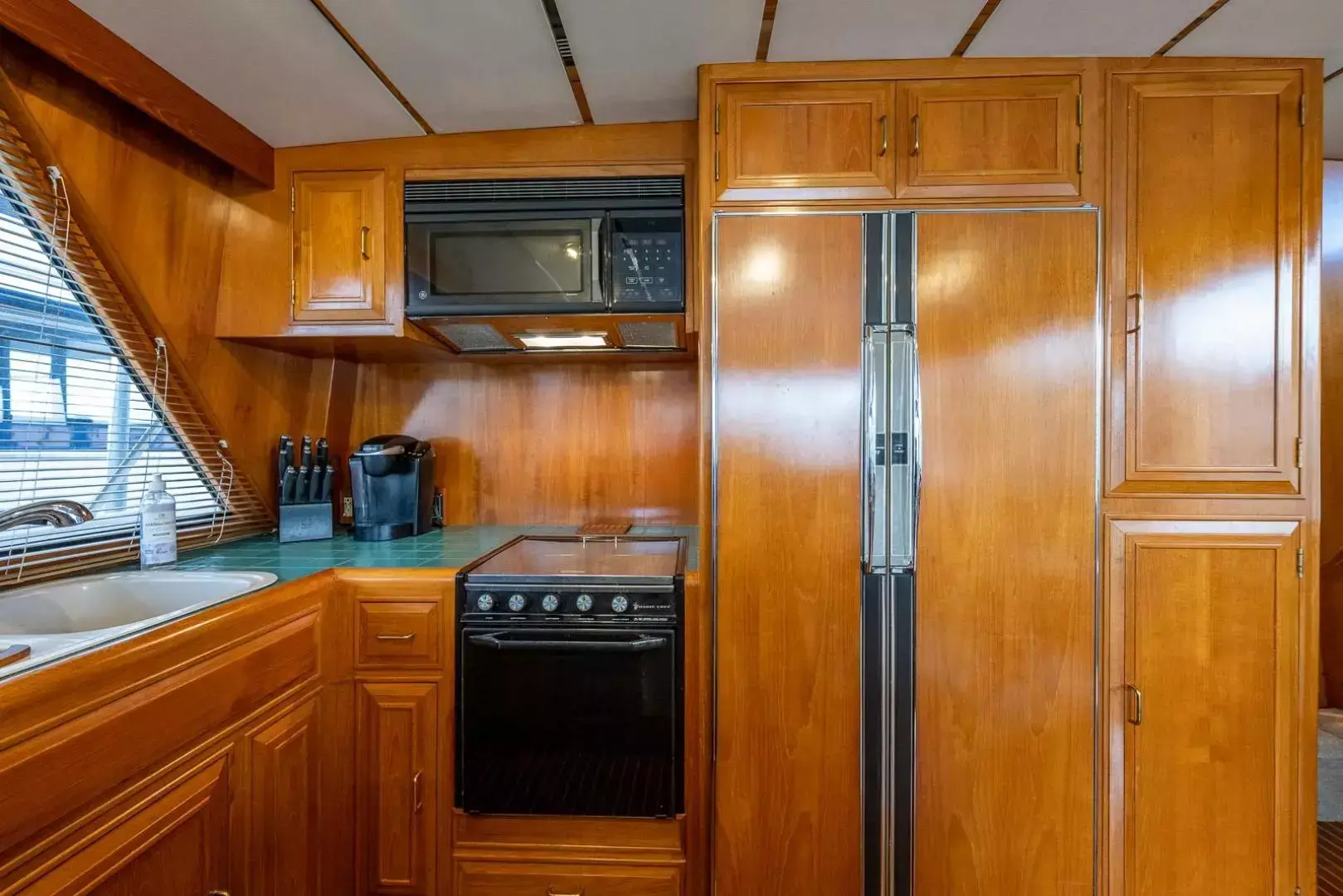 1990 Ocean 522 pilothouse