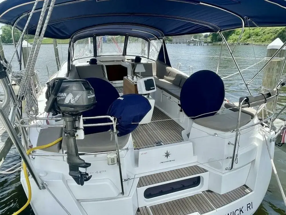 2017 Jeanneau 44 deck saloon