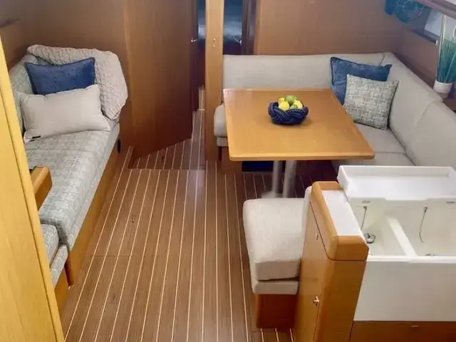 Jeanneau 44 Deck Saloon