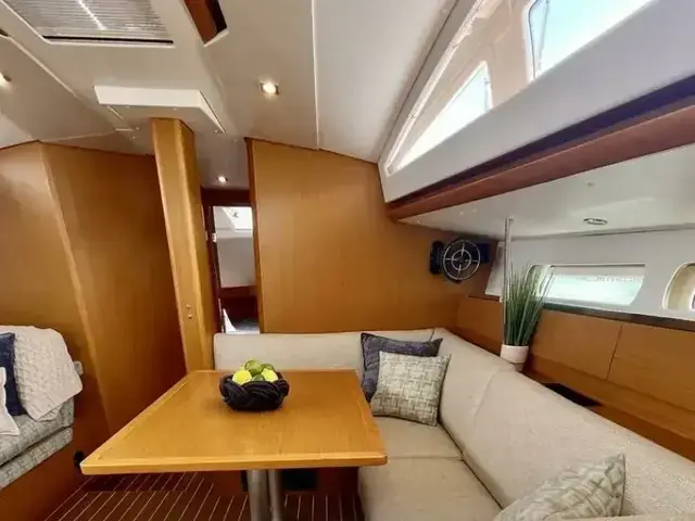 Jeanneau 44 Deck Saloon