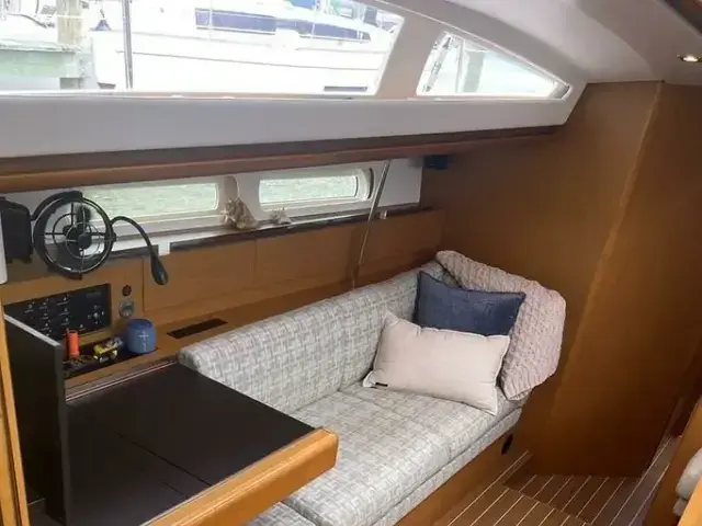 Jeanneau 44 Deck Saloon