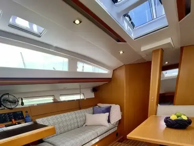 Jeanneau 44 Deck Saloon