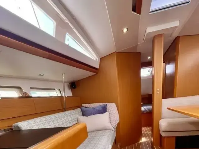 Jeanneau 44 Deck Saloon