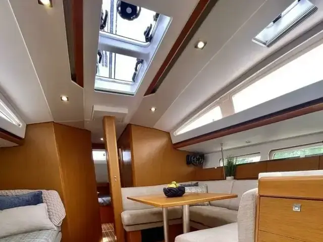 Jeanneau 44 Deck Saloon